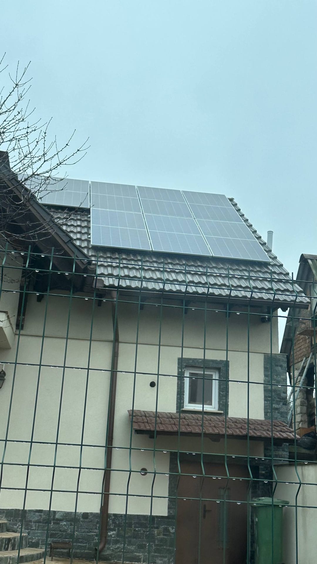 Sistem fotovoltaic 14kW cu panouri LONGi Hi-MO 7 montat pe acoperiș în Stăuceni.