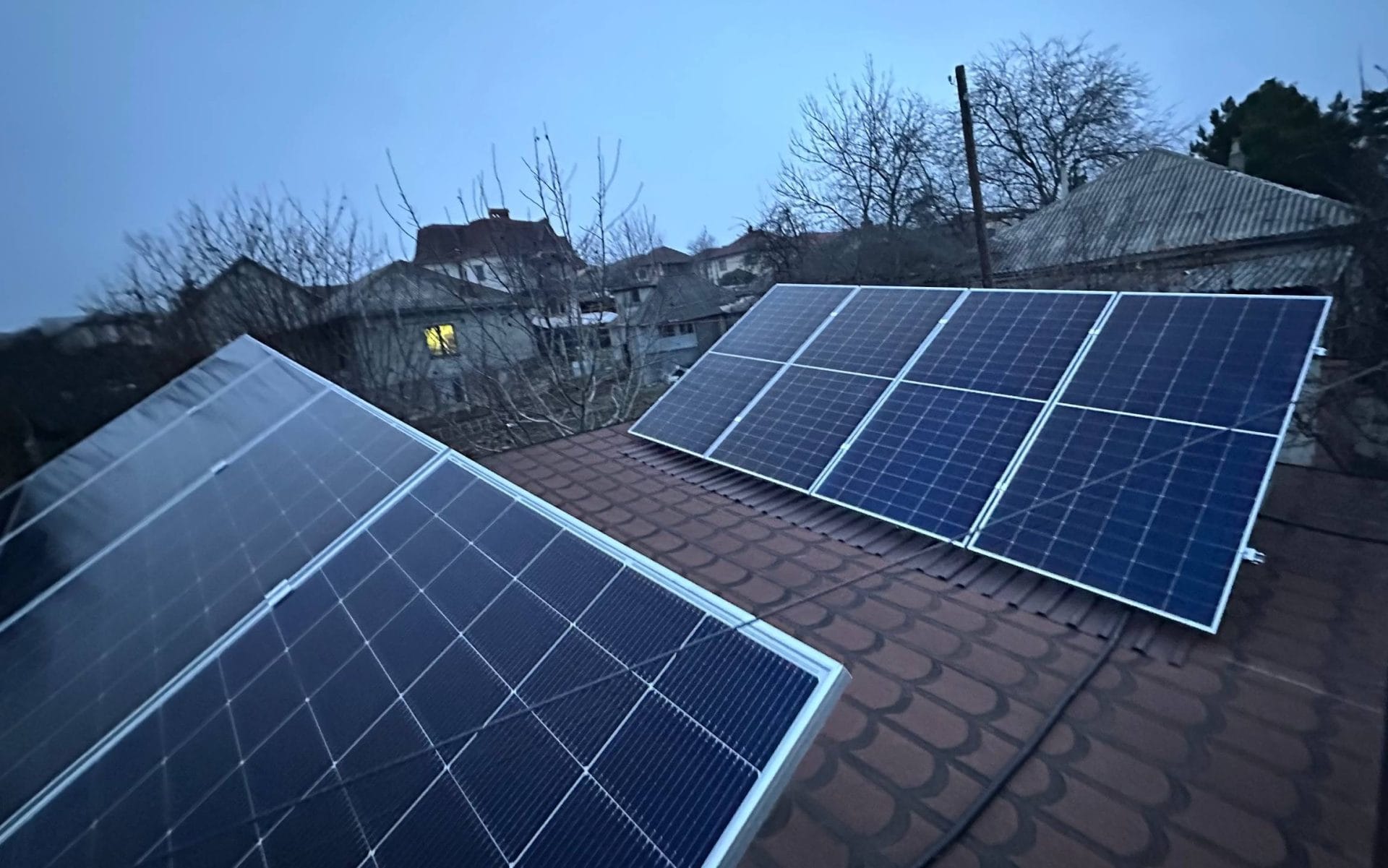 Sistem fotovoltaic 14kW cu panouri LONGi Hi-MO 7 montat pe acoperiș în Stăuceni.