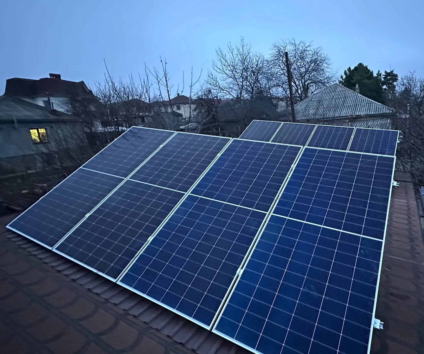 Sistem fotovoltaic 14kW cu panouri LONGi Hi-MO 7 montat pe acoperiș în Stăuceni.