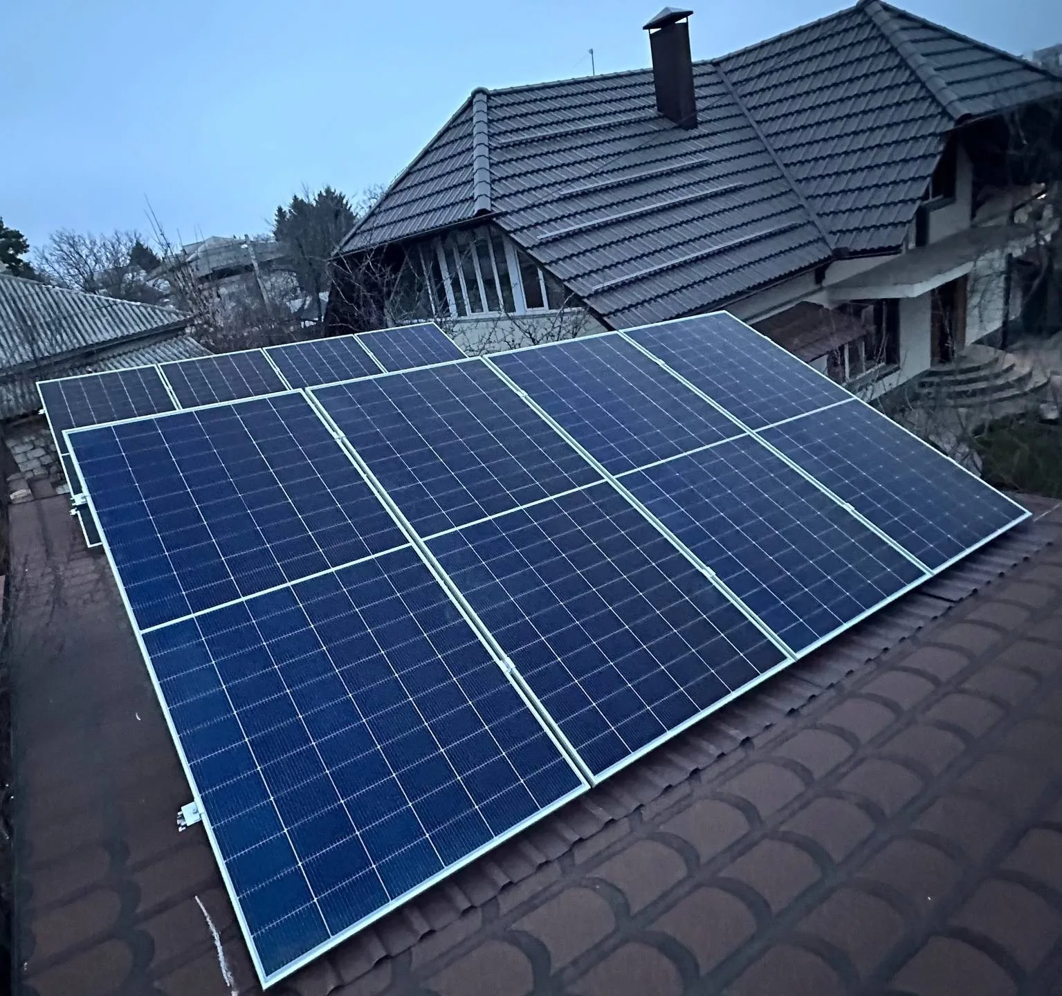 Sistem fotovoltaic 14kW cu panouri LONGi Hi-MO 7 montat pe acoperiș în Stăuceni.