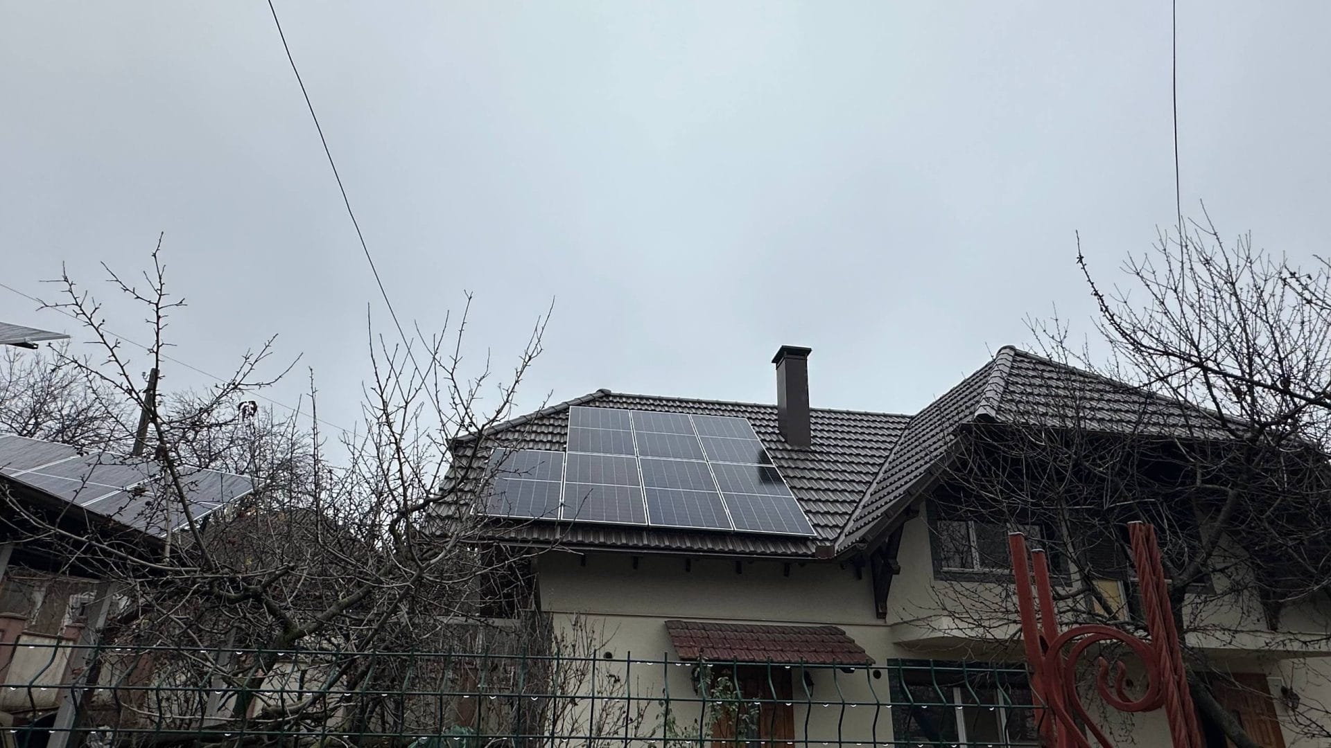 Sistem fotovoltaic 14kW cu panouri LONGi Hi-MO 7 montat pe acoperiș în Stăuceni.