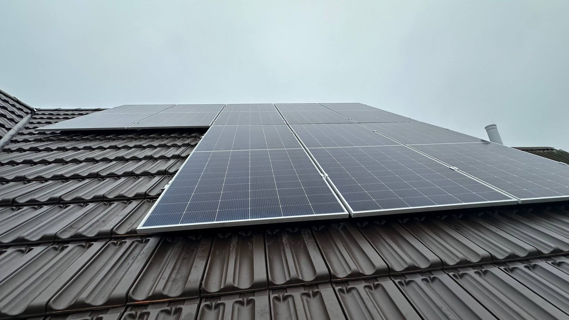 Sistem fotovoltaic 14kW cu panouri LONGi Hi-MO 7 montat pe acoperiș în Stăuceni.