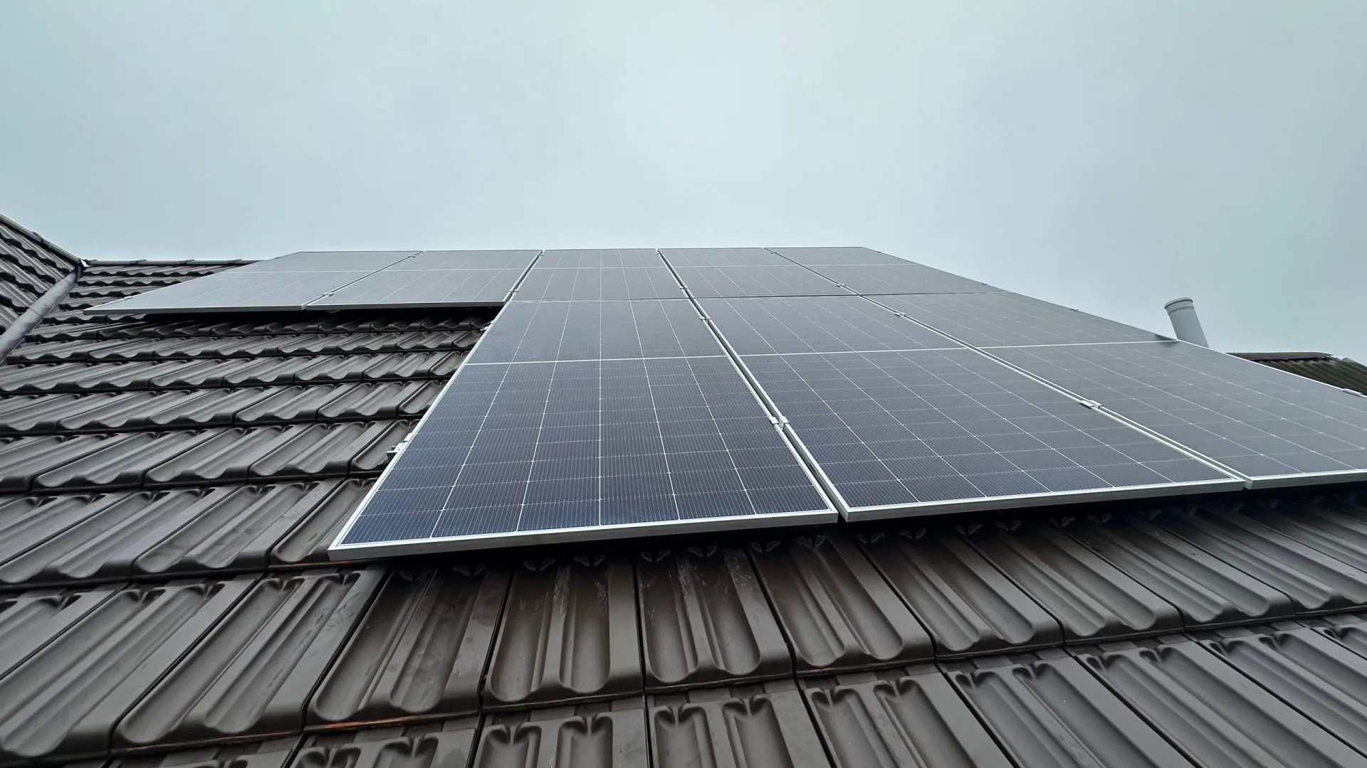 Sistem fotovoltaic 14kW cu panouri LONGi Hi-MO 7 montat pe acoperiș în Stăuceni.