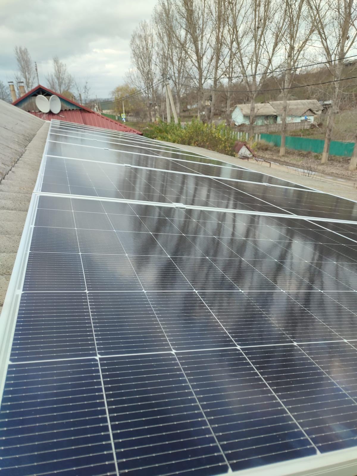 Sistem fotovoltaic 10kW instalat pe acoperiș de ardezie în Pogănești.