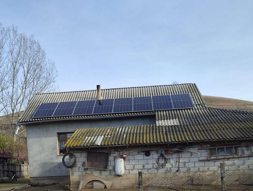 Sistem fotovoltaic 10kW instalat pe acoperiș de ardezie în Pogănești.