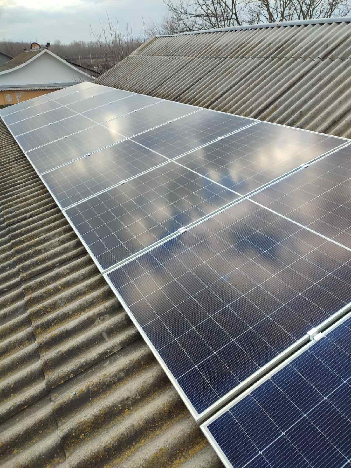 Sistem fotovoltaic 10kW instalat pe acoperiș de ardezie în Pogănești.