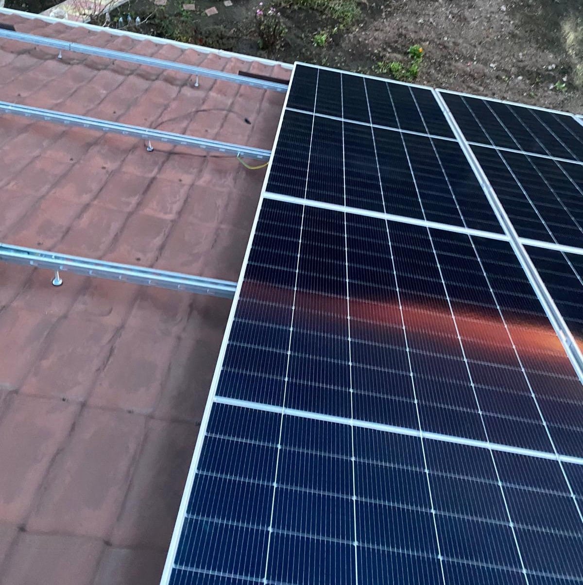 Panouri fotovoltaice LONGi instalate pe acoperiș în Ivancea, Orhei. ePrime