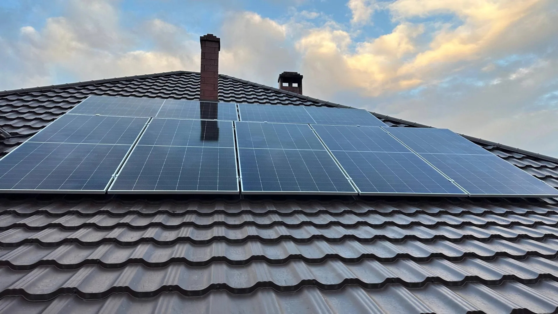 Panouri fotovoltaice LONGi instalate pe acoperiș de țiglă metalică în Călărași.