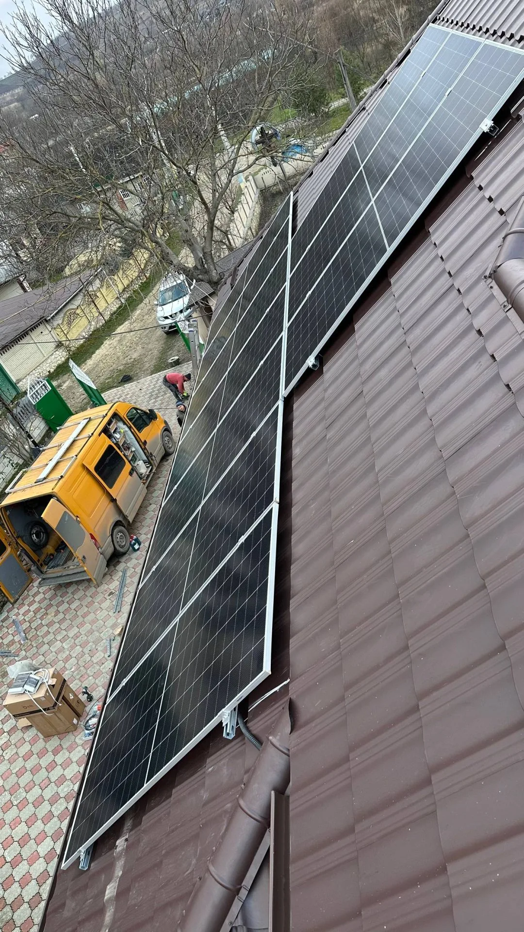Panouri fotovoltaice LONGi instalate pe acoperiș de țiglă metalică în Călărași.