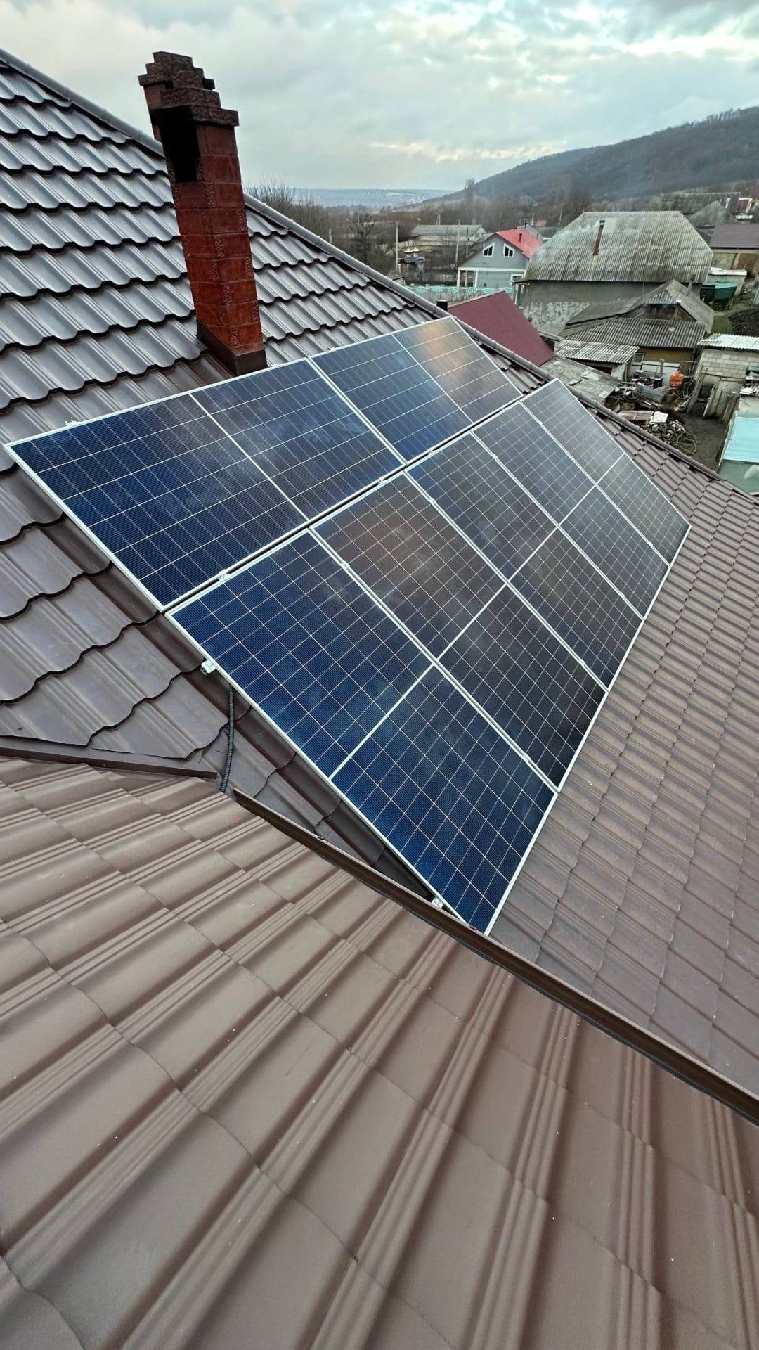 Panouri fotovoltaice LONGi instalate pe acoperiș de țiglă metalică în Călărași.