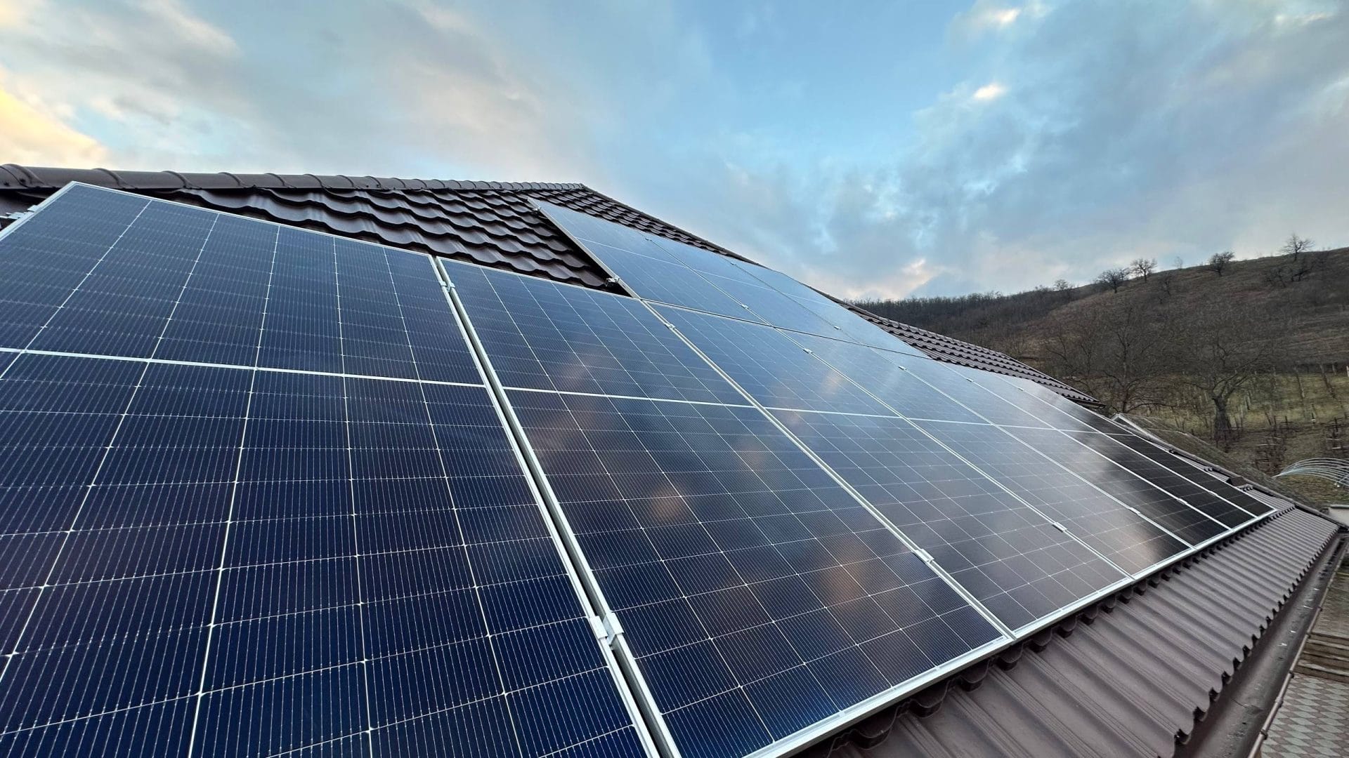 Panouri fotovoltaice LONGi instalate pe acoperiș de țiglă metalică în Călărași.