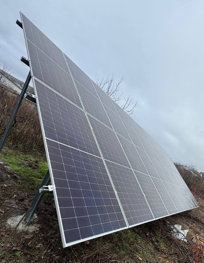 Panouri fotovoltaice LONGi 12kW montate pe structură la sol în Ruseni. ePrime