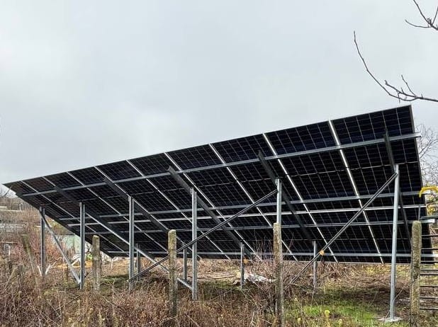 Panouri fotovoltaice LONGi 12kW montate pe structură la sol în Ruseni. ePrime