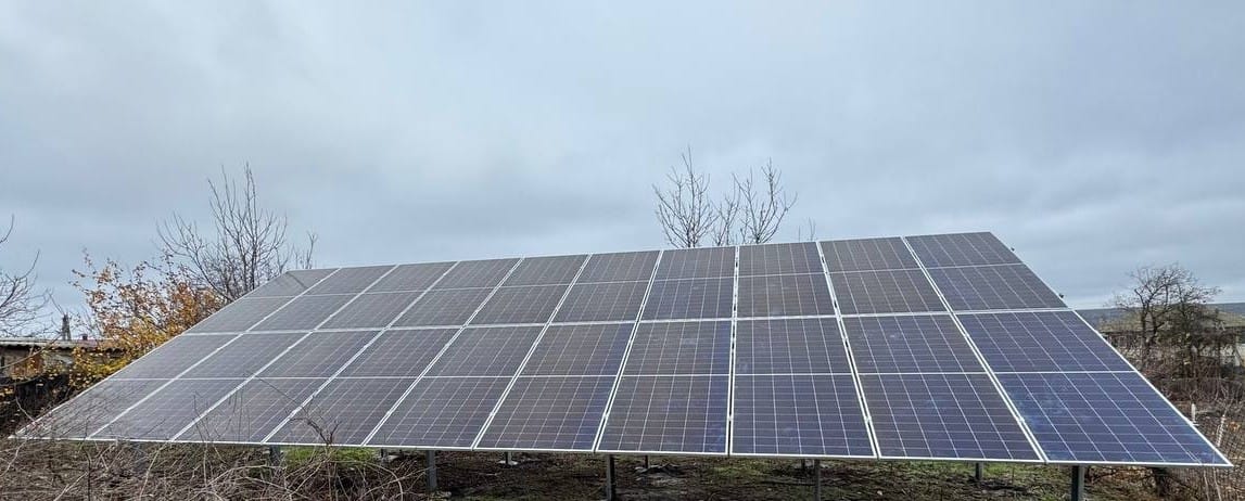 Panouri fotovoltaice LONGi 12kW montate pe structură la sol în Ruseni. ePrime