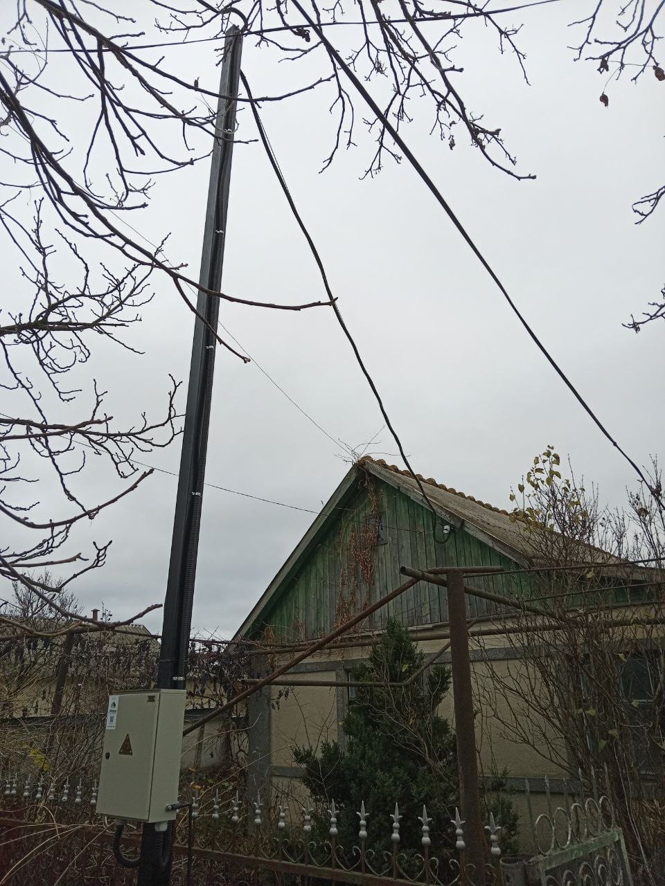 nvertor hibrid Solis și baterii Dyness instalate într-o încăpere tehnică