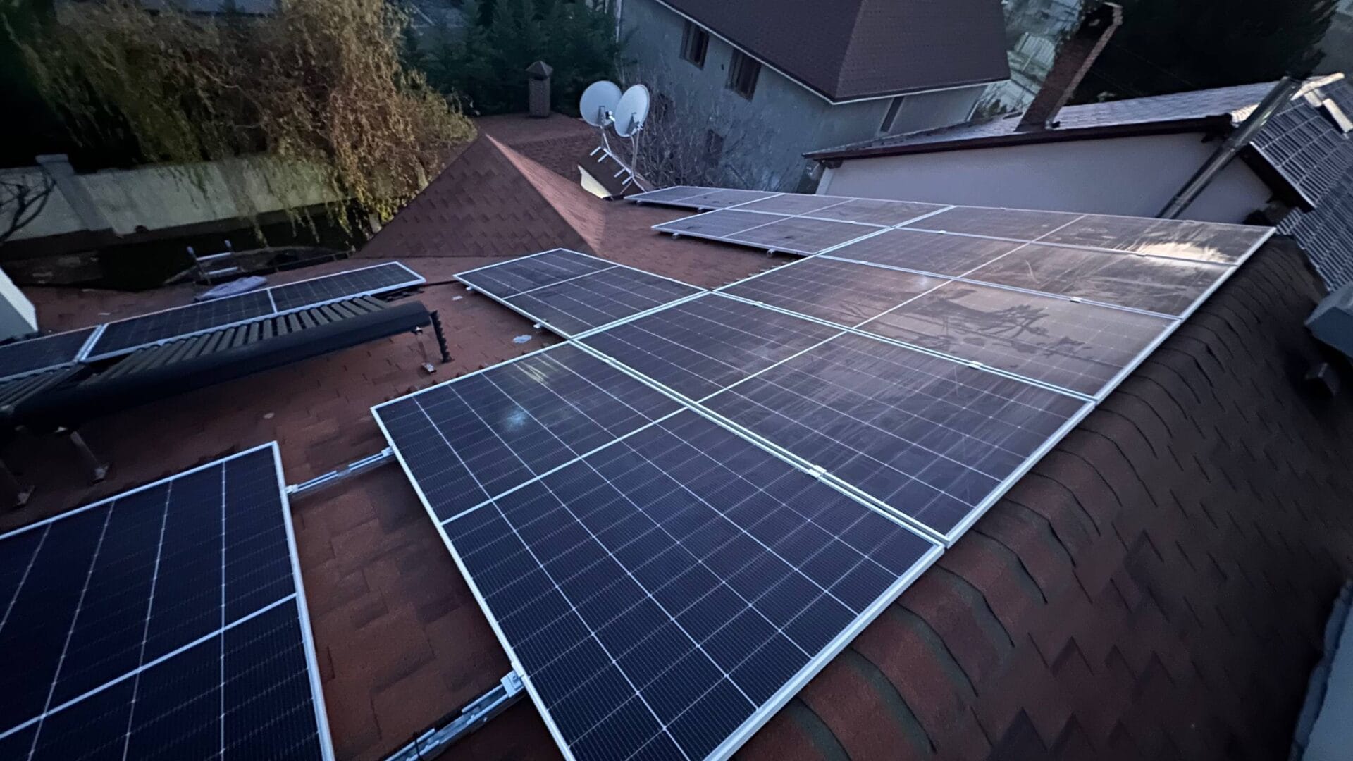 Panouri fotovoltaice LONGi Hi-MO 7 instalate pe acoperiș de șindrilă bituminoasă, sistem hibrid 11kW.