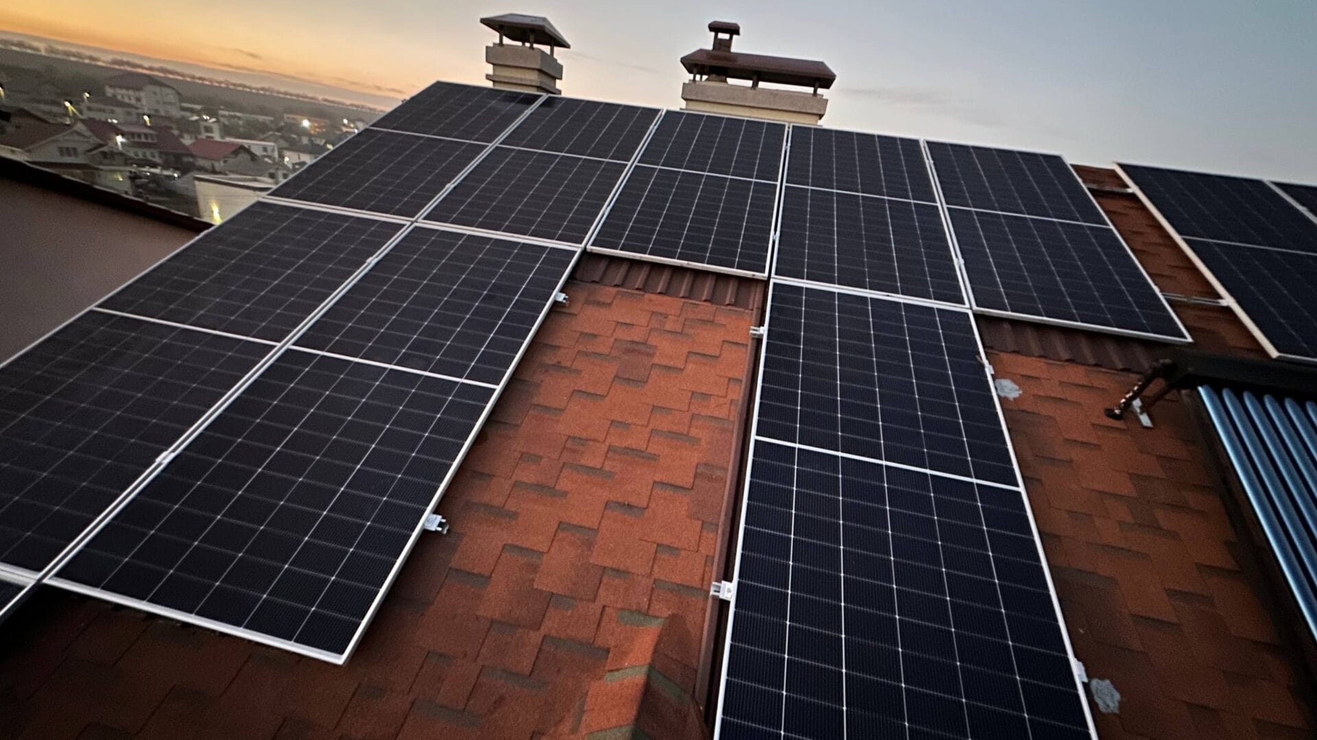 Panouri fotovoltaice LONGi Hi-MO 7 instalate pe acoperiș de șindrilă bituminoasă, sistem hibrid 11kW.