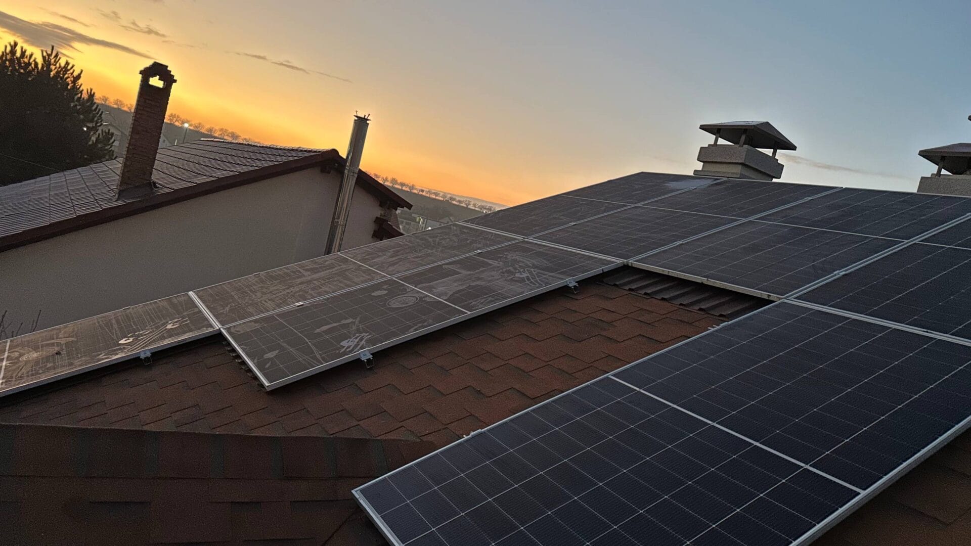 Panouri fotovoltaice LONGi Hi-MO 7 instalate pe acoperiș de șindrilă bituminoasă, sistem hibrid 11kW.