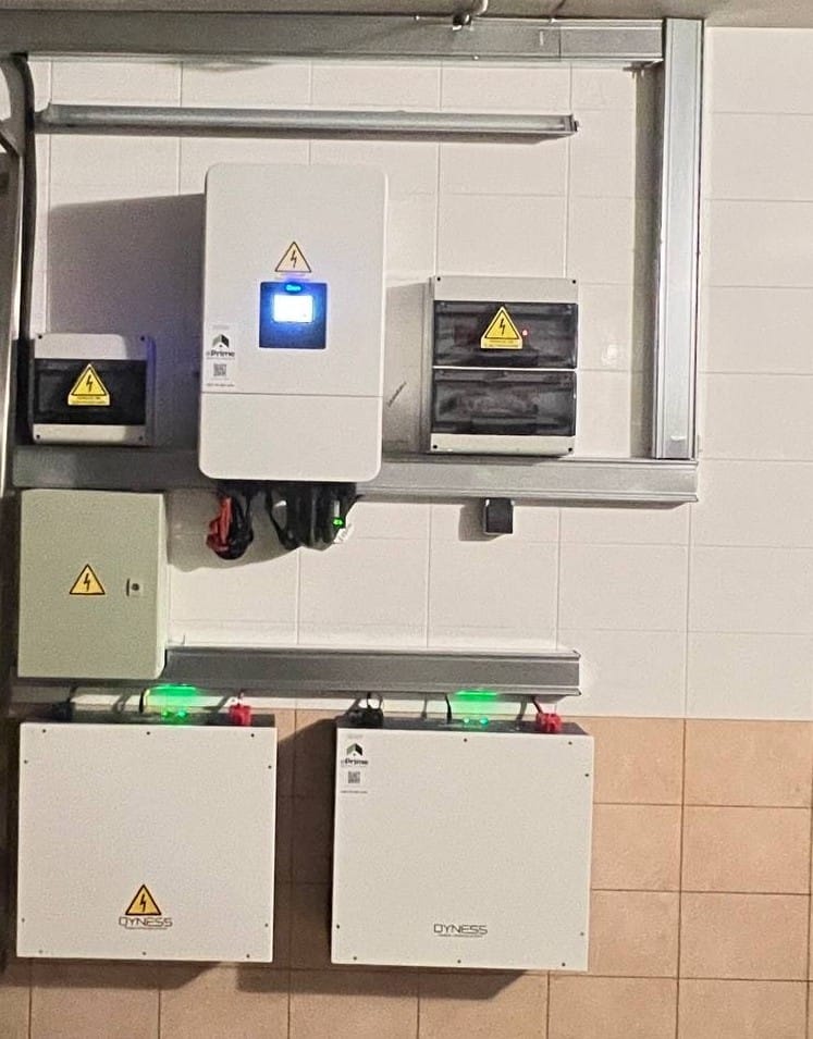 Panouri fotovoltaice LONGi Hi-MO 7 instalate pe acoperiș de șindrilă bituminoasă, sistem hibrid 11kW.