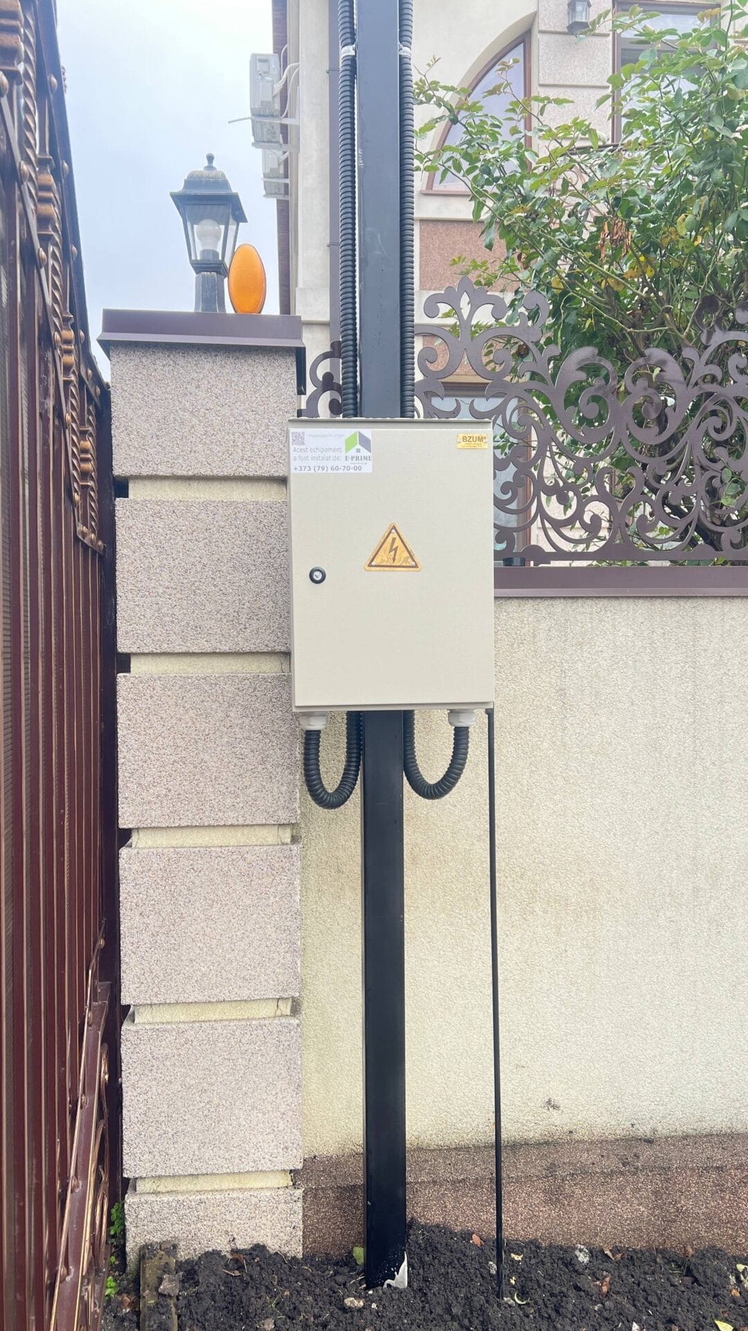 Panouri fotovoltaice LONGi Hi-MO 7 instalate pe acoperiș de șindrilă bituminoasă, sistem hibrid 11kW.