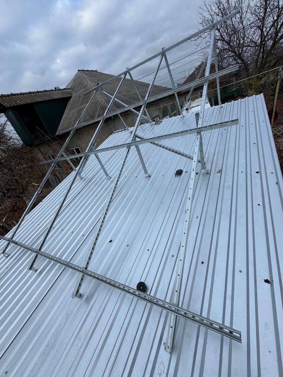 Structură de montaj din aluminiu cu triunghiuri pentru panouri solare pe azbociment.