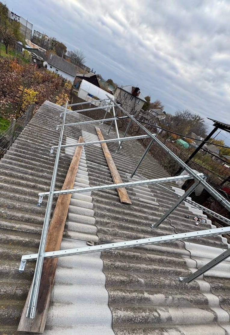 Structură de montaj din aluminiu cu triunghiuri pentru panouri solare pe azbociment.