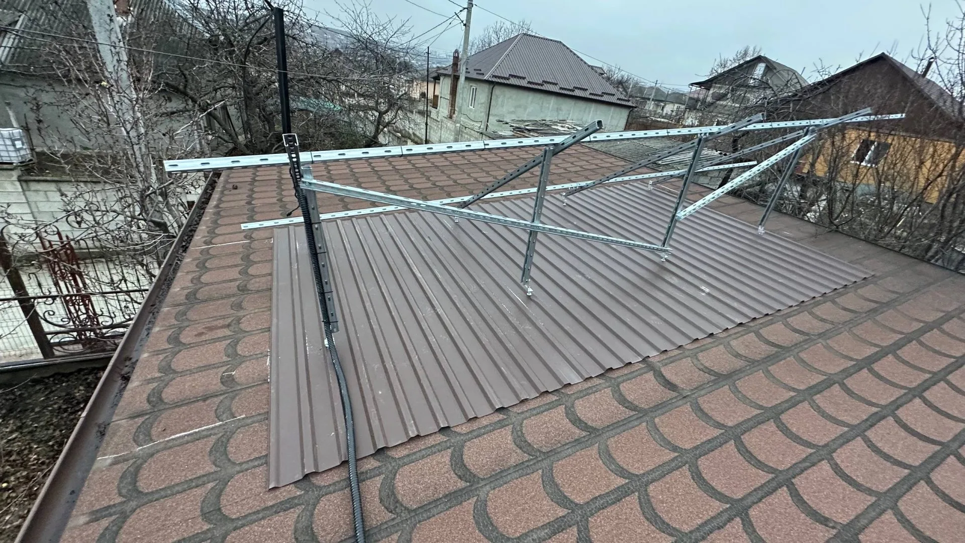Structură metalică galvanizată pentru optimizarea unghiului panourilor fotovoltaice.