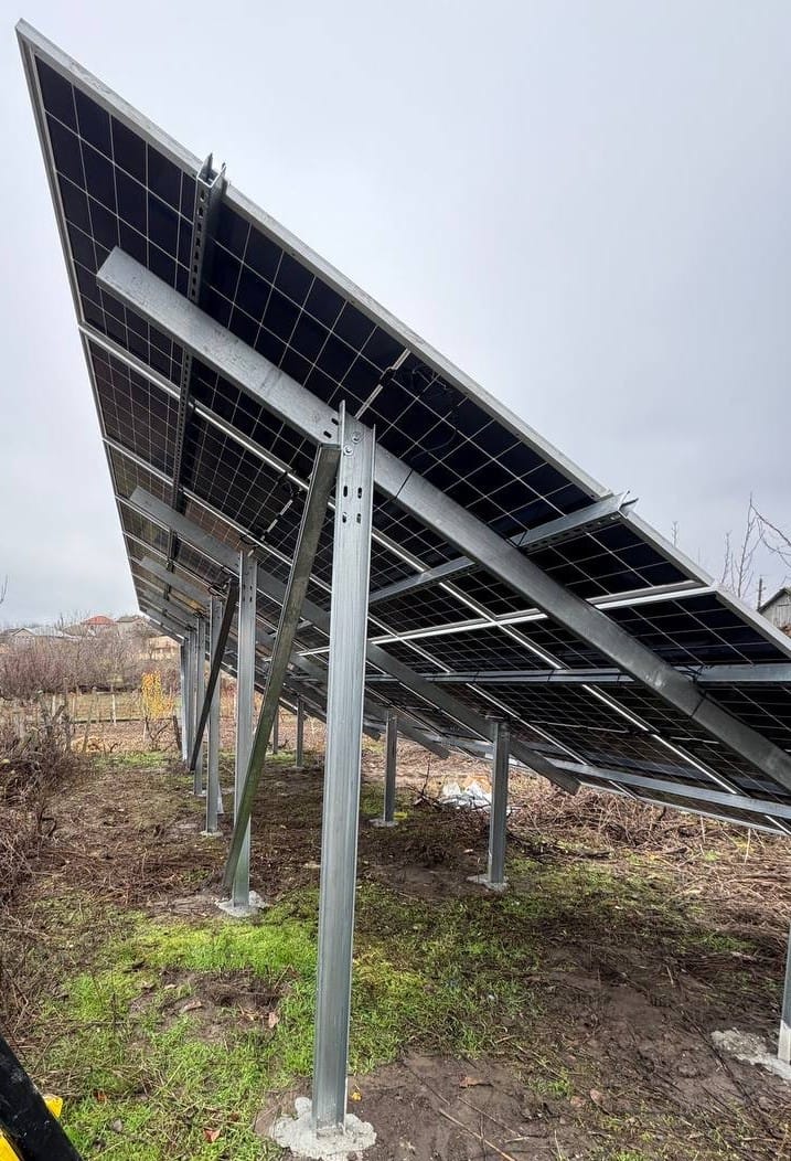 Panouri fotovoltaice LONGi 12kW montate pe structură la sol în Ruseni. ePrime