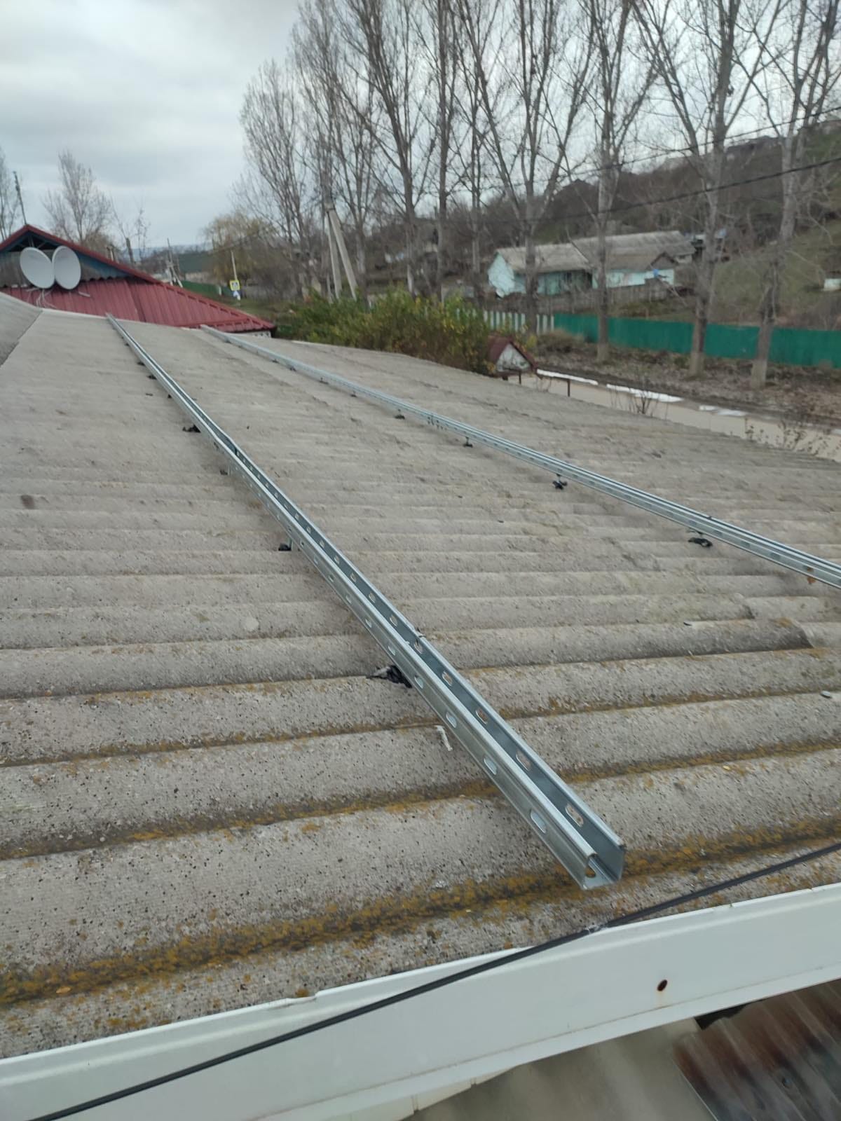 Sistem de prindere șină aluminiu pe acoperiș de azbociment (ardezie).