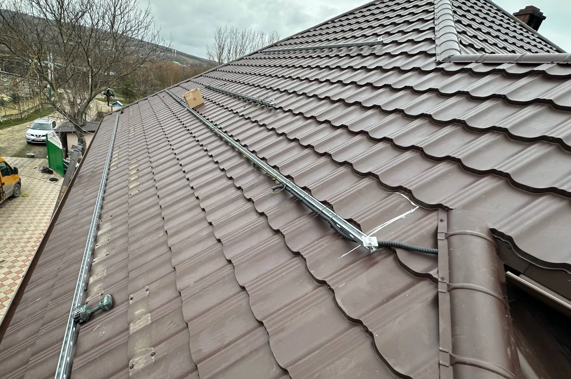 Sistem de prindere din aluminiu pentru panouri fotovoltaice pe acoperiș metalic.