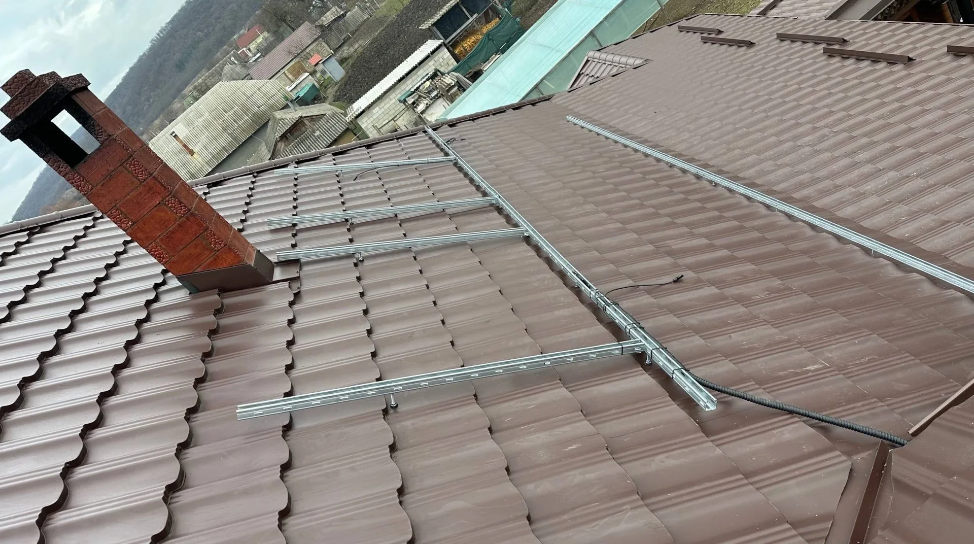 Sistem de prindere din aluminiu pentru panouri fotovoltaice pe acoperiș metalic.