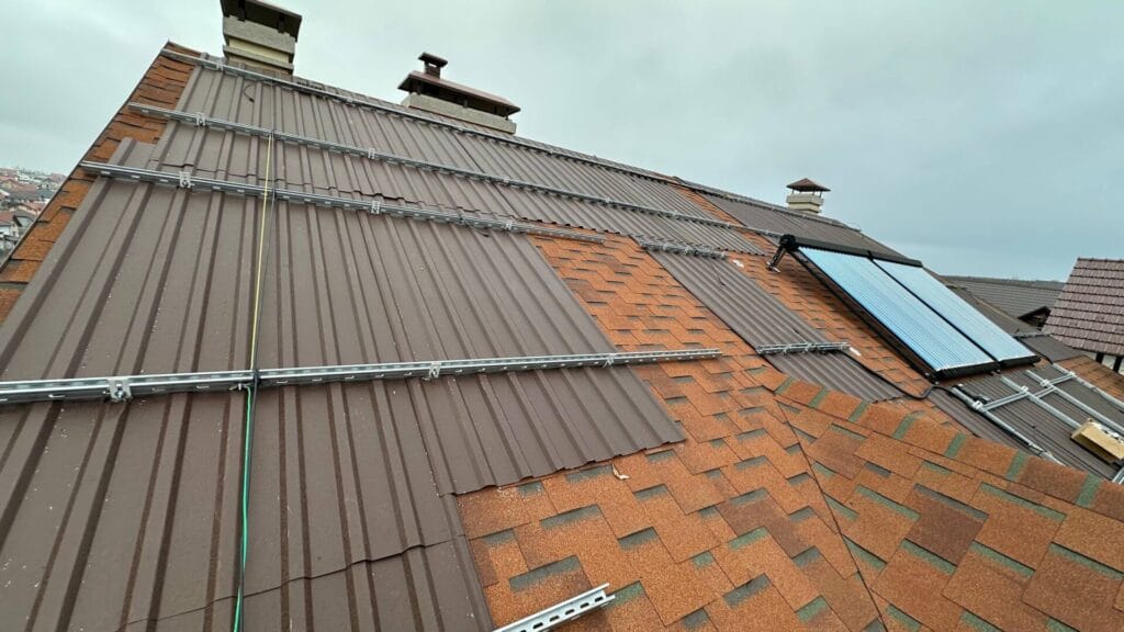 Panouri fotovoltaice LONGi Hi-MO 7 instalate pe acoperiș de șindrilă bituminoasă, sistem hibrid 11kW.