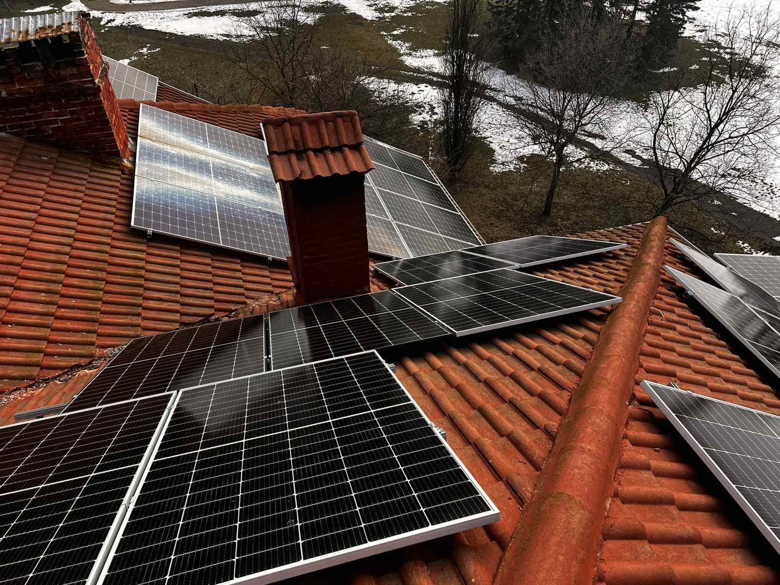 Instalarea centralei fotovoltaice de 58 kW pentru clubul de dans Codreanca