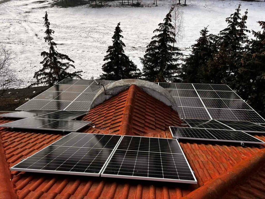 Instalarea centralei fotovoltaice de 58 kW pentru clubul de dans Codreanca