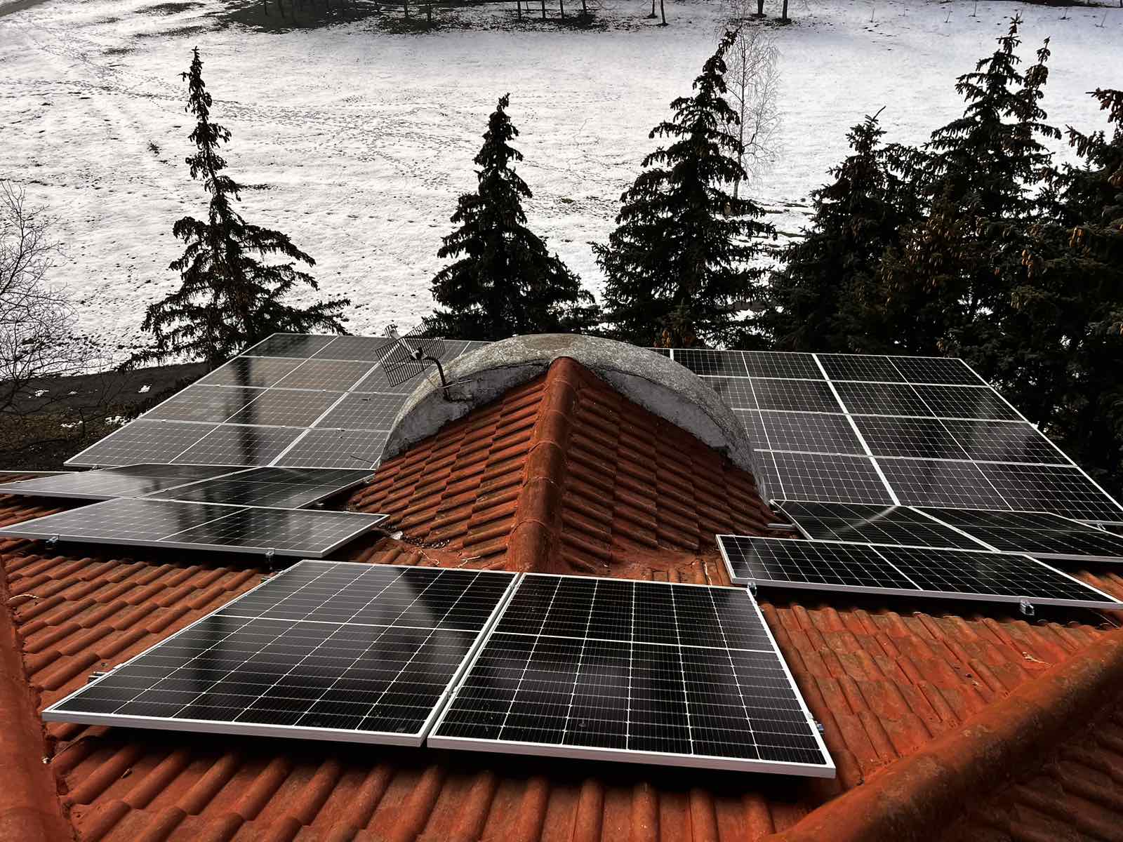 Instalarea centralei fotovoltaice de 58 kW pentru clubul de dans Codreanca