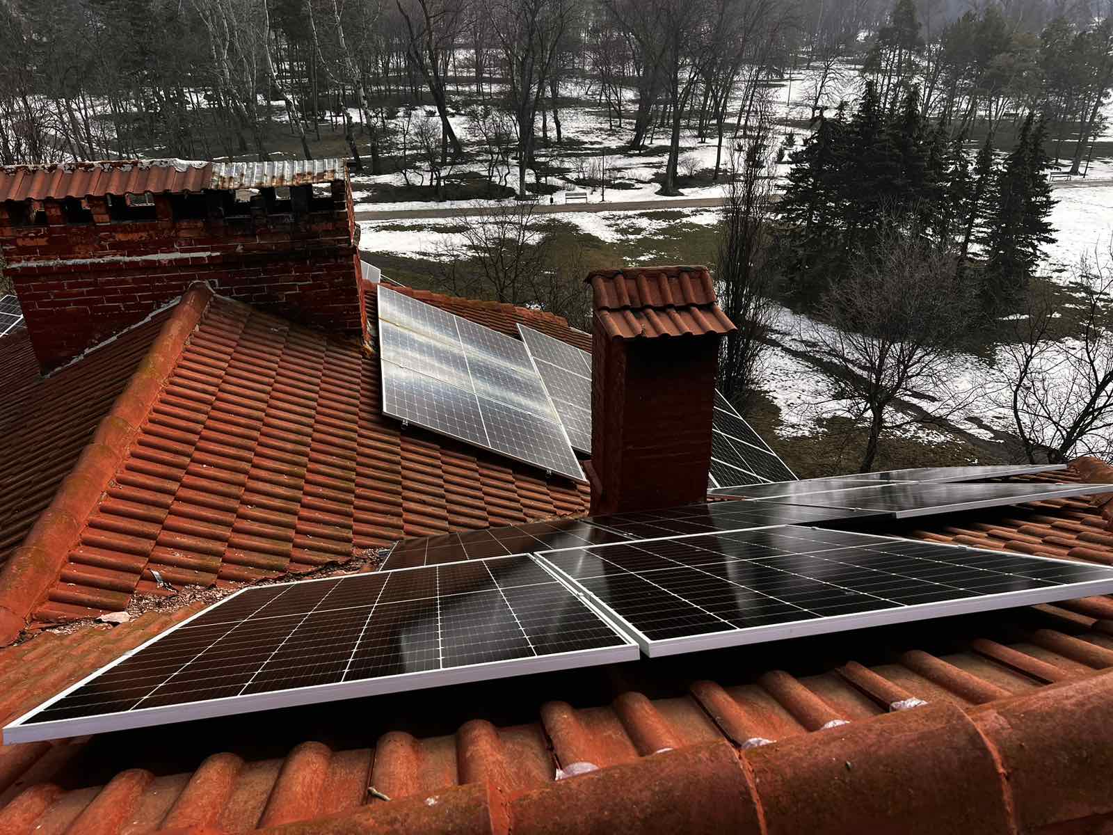 Instalarea centralei fotovoltaice de 58 kW pentru clubul de dans Codreanca
