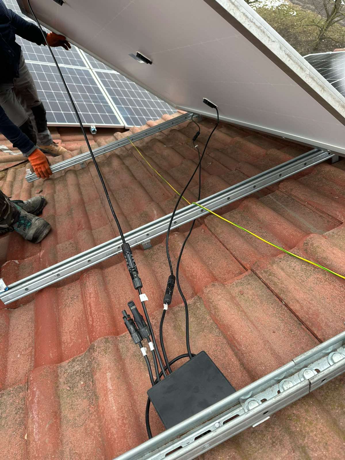 Instalarea centralei fotovoltaice de 58 kW pentru clubul de dans Codreanca