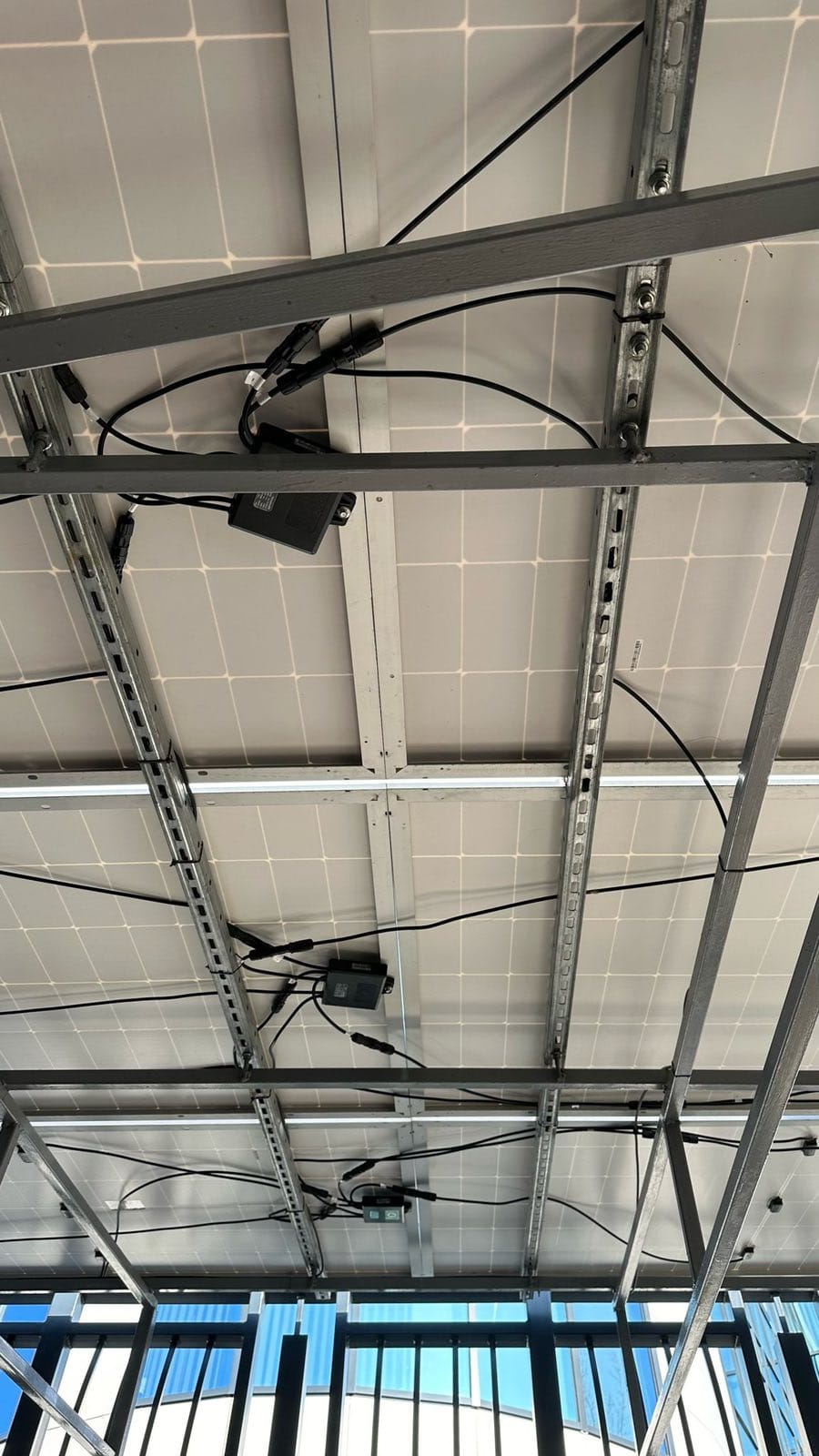 Instalarea centralei fotovoltaice de 58 kW pentru clubul de dans Codreanca