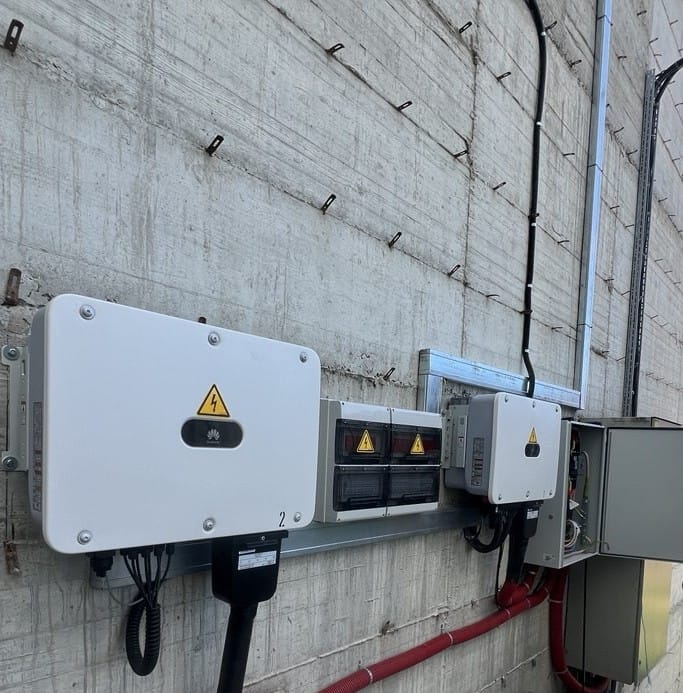 Execuție tehnică impecabilă de la E-Prime: invertor trifazat de mare putere și tablou electric echipat cu automatizare Schneider Electric pentru proiectul de 90 kW. Cablaj organizat și protecție maximă.