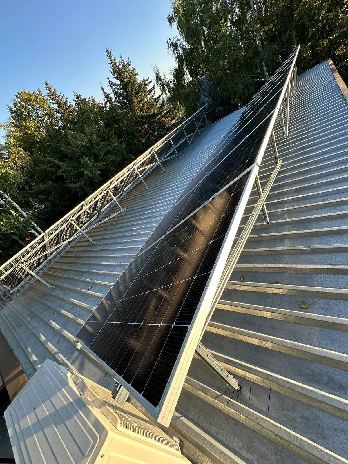 Centrală fotovoltaică comercială de 82 kW instalată pe acoperișul "Creativ Nord" în Moldova de către echipa E-Prime. Vedere aeriană a panourilor solare premium instalate cu precizie inginerească.