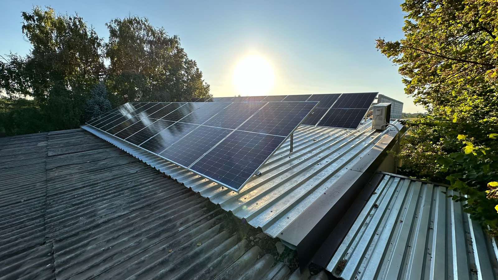 Centrală fotovoltaică comercială de 82 kW instalată pe acoperișul "Creativ Nord" în Moldova de către echipa E-Prime. Vedere aeriană a panourilor solare premium instalate cu precizie inginerească.