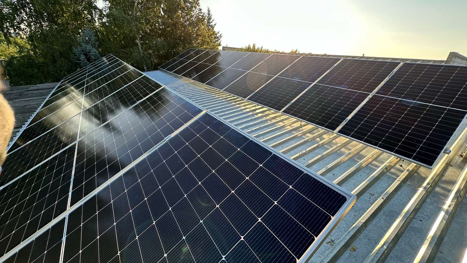 Centrală fotovoltaică comercială de 82 kW instalată pe acoperișul "Creativ Nord" în Moldova de către echipa E-Prime. Vedere aeriană a panourilor solare premium instalate cu precizie inginerească.