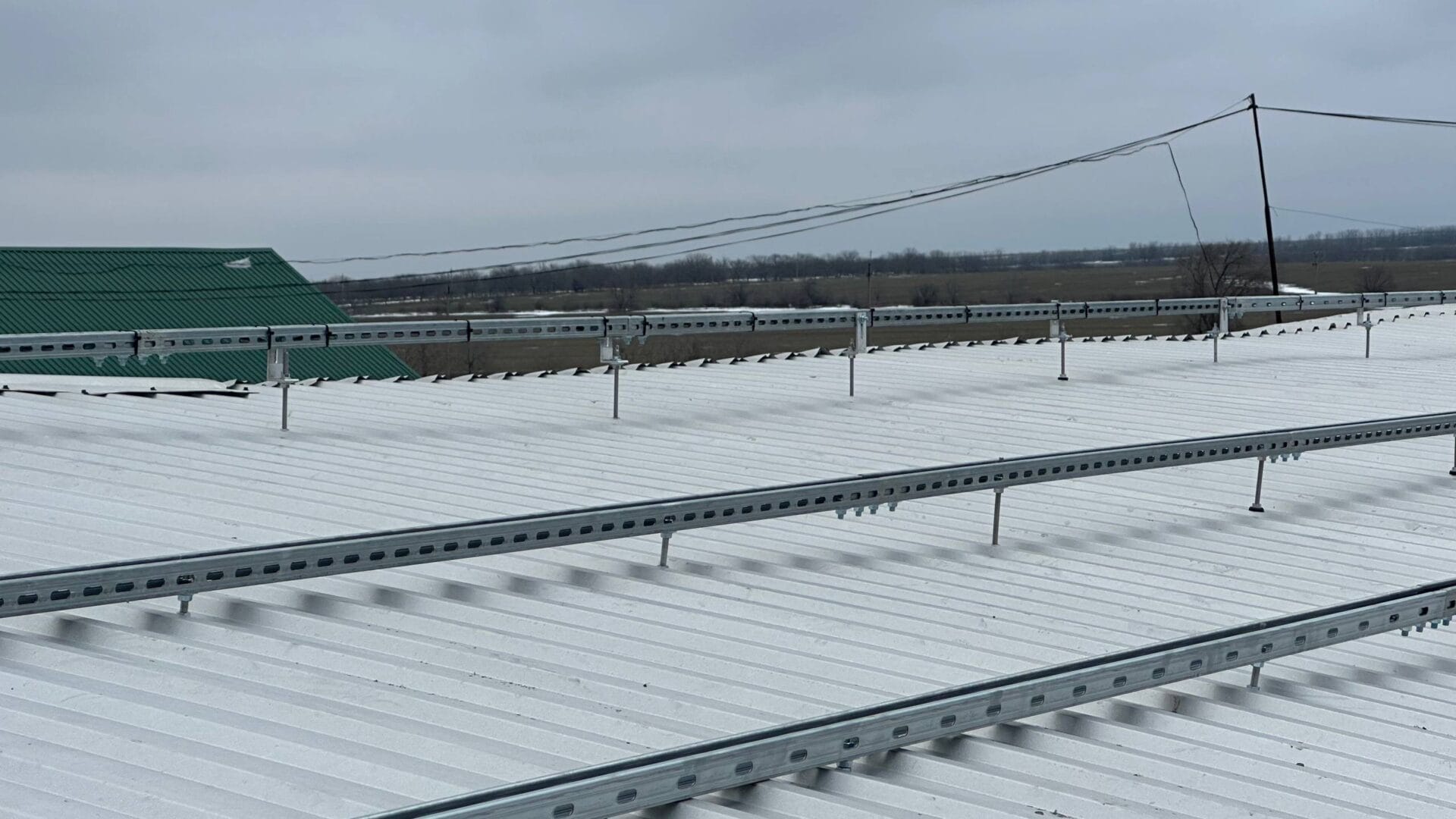 montaj-structura-panouri-solare-ferma