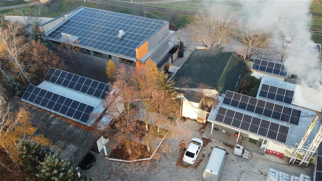 Centrală fotovoltaică comercială de 82 kW instalată pe acoperișul "Creativ Nord" în Moldova de către echipa E-Prime. Vedere aeriană a panourilor solare premium instalate cu precizie inginerească.
