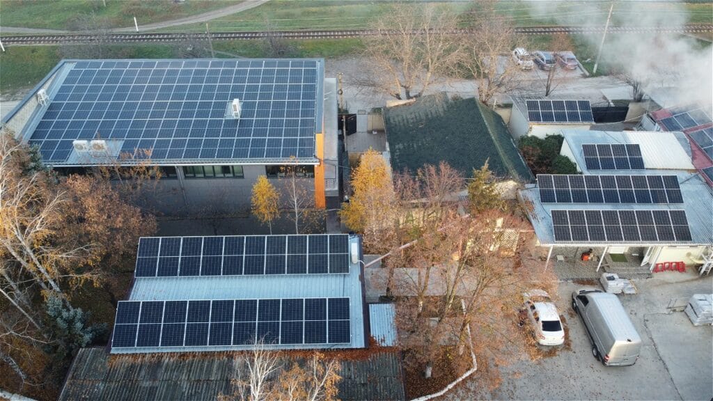 Centrală fotovoltaică comercială de 82 kW instalată pe acoperișul "Creativ Nord" în Moldova de către echipa E-Prime. Vedere aeriană a panourilor solare premium instalate cu precizie inginerească.