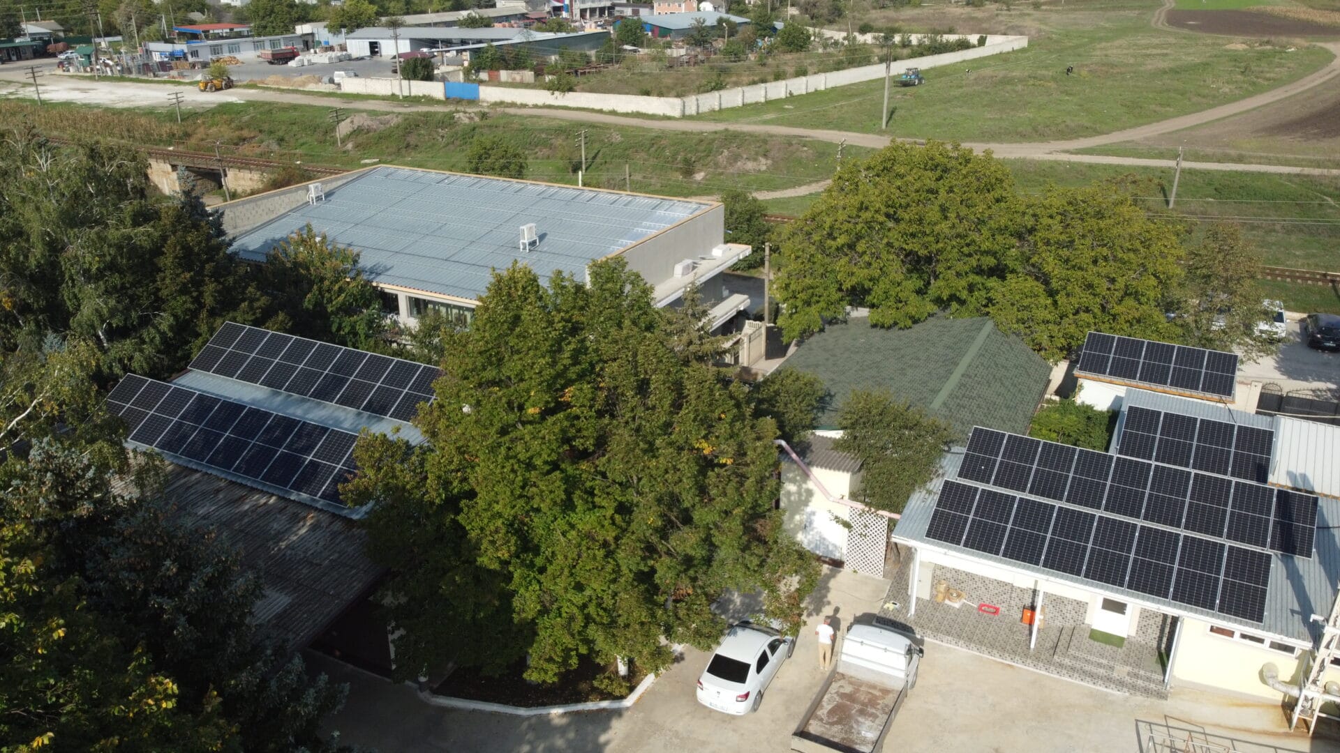 Centrală fotovoltaică comercială de 82 kW instalată pe acoperișul "Creativ Nord" în Moldova de către echipa E-Prime. Vedere aeriană a panourilor solare premium instalate cu precizie inginerească.