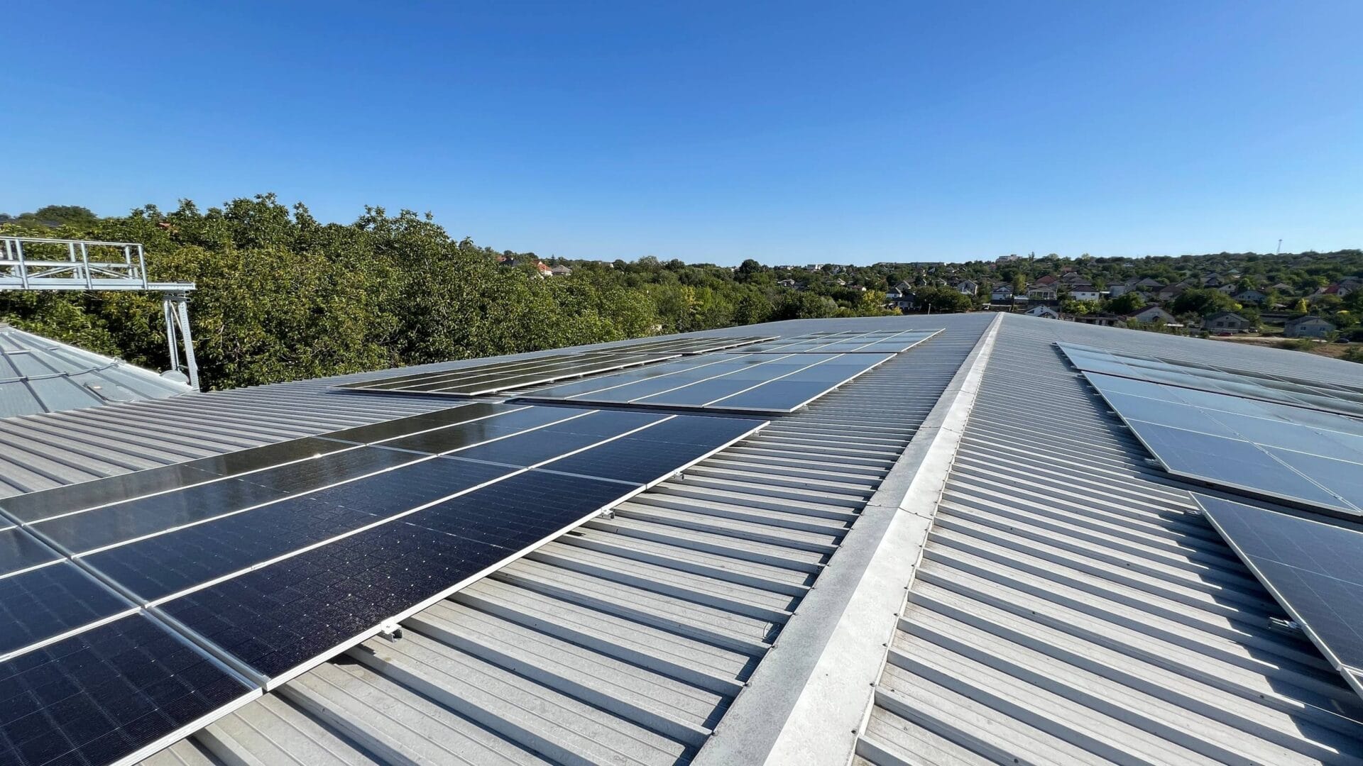 edere aeriană a stației fotovoltaice comerciale de 90 kW, proiectată și instalată de E-Prime pentru SRL Pasăre Argintie. Soluții premium de independență energetică pentru afacerile din Moldova.