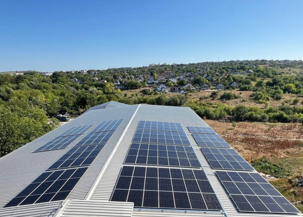 edere aeriană a stației fotovoltaice comerciale de 90 kW, proiectată și instalată de E-Prime pentru SRL Pasăre Argintie. Soluții premium de independență energetică pentru afacerile din Moldova.