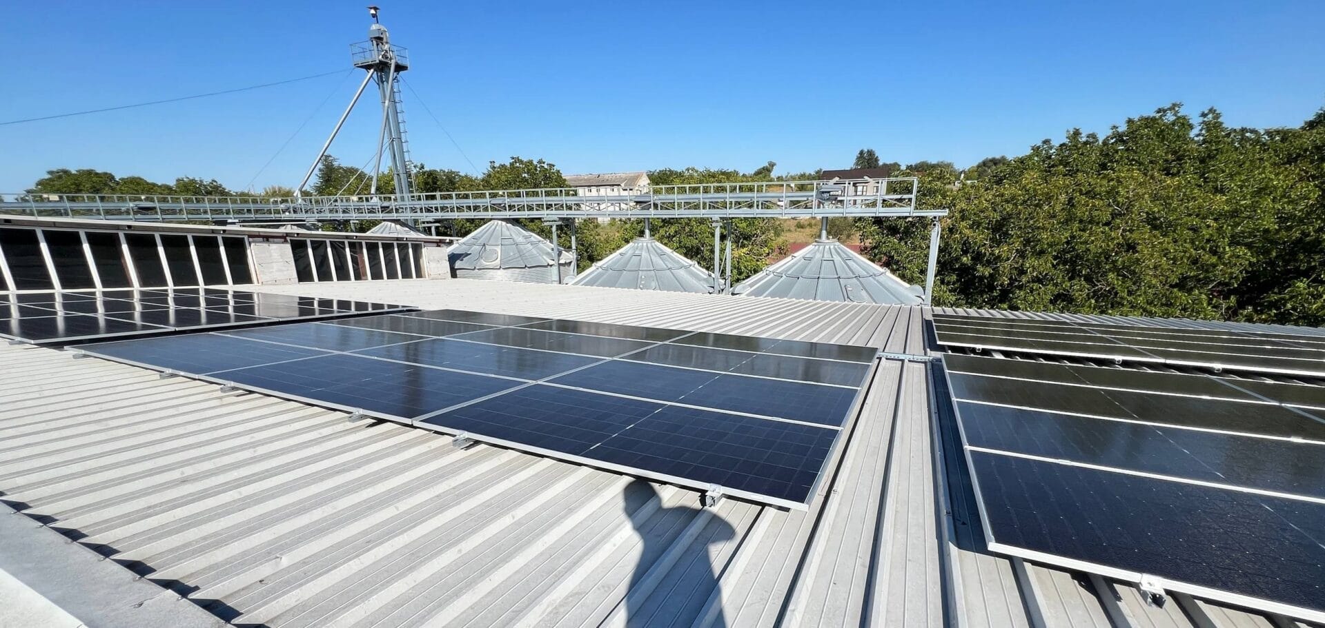 edere aeriană a stației fotovoltaice comerciale de 90 kW, proiectată și instalată de E-Prime pentru SRL Pasăre Argintie. Soluții premium de independență energetică pentru afacerile din Moldova.