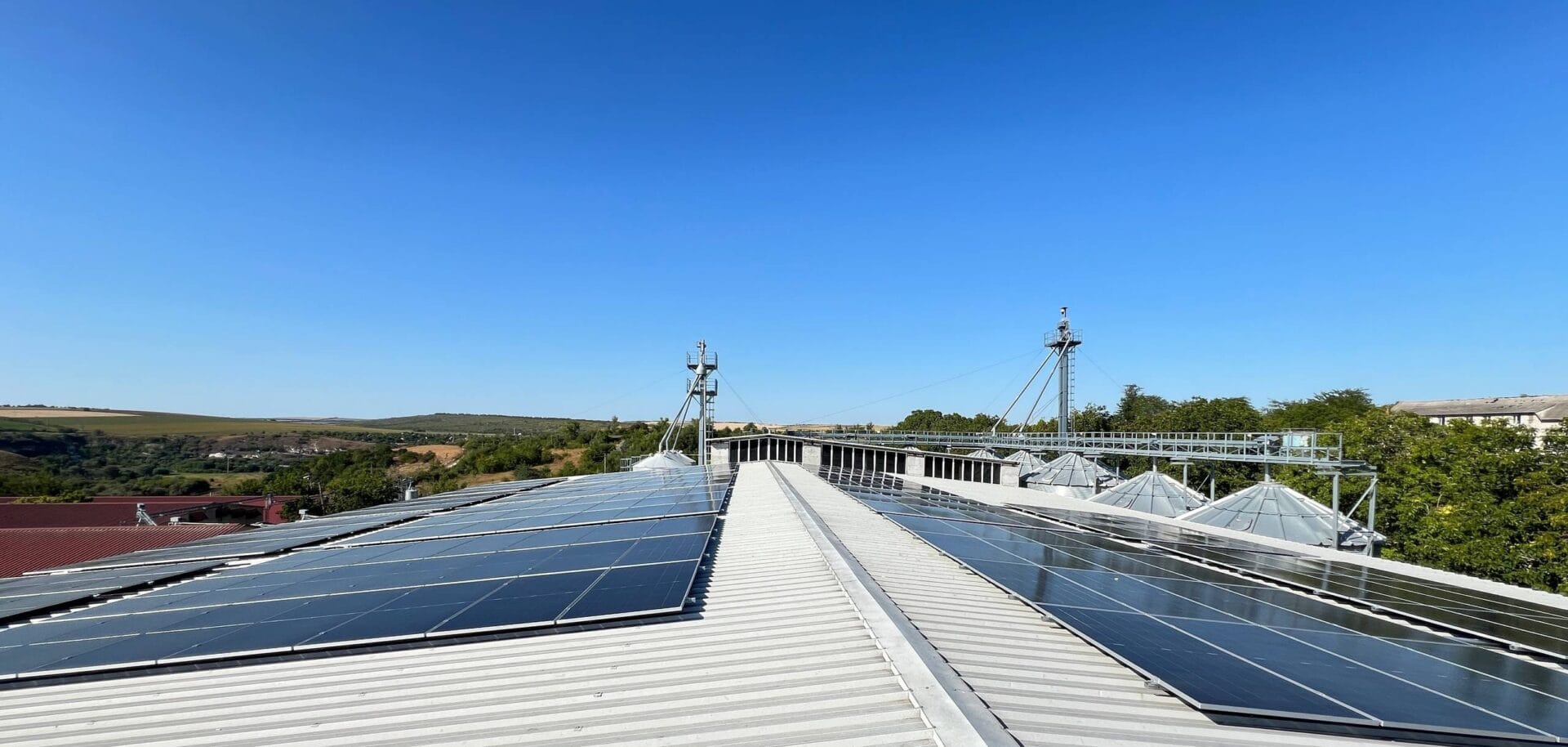 edere aeriană a stației fotovoltaice comerciale de 90 kW, proiectată și instalată de E-Prime pentru SRL Pasăre Argintie. Soluții premium de independență energetică pentru afacerile din Moldova.